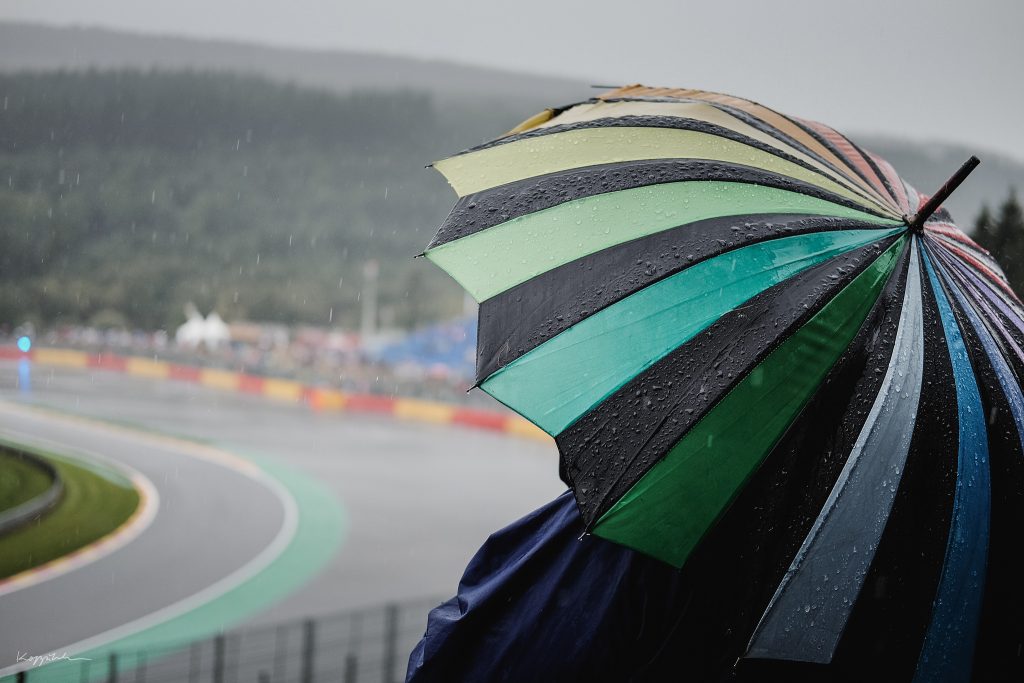 F1 Fan im Regen